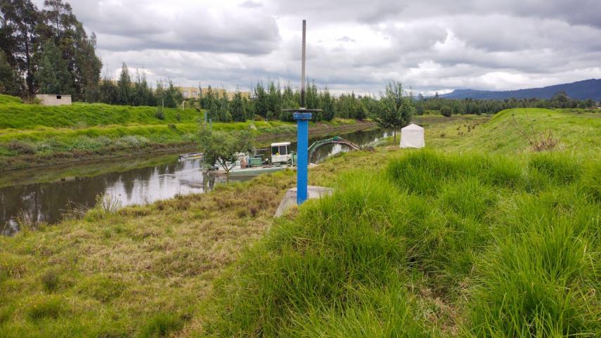 Fotografía 1: Maquinaria para dragado de Contratista en el Río Bogotá